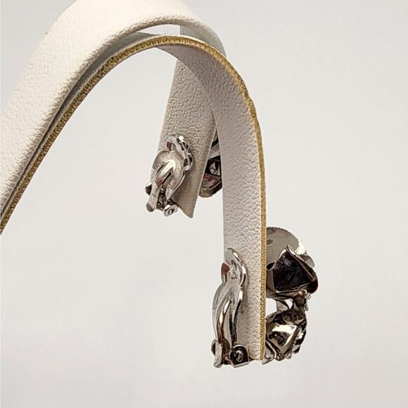 1950s Vintage Silver Mesh Rose Clip-On Earrings - Picture 6 of 8
